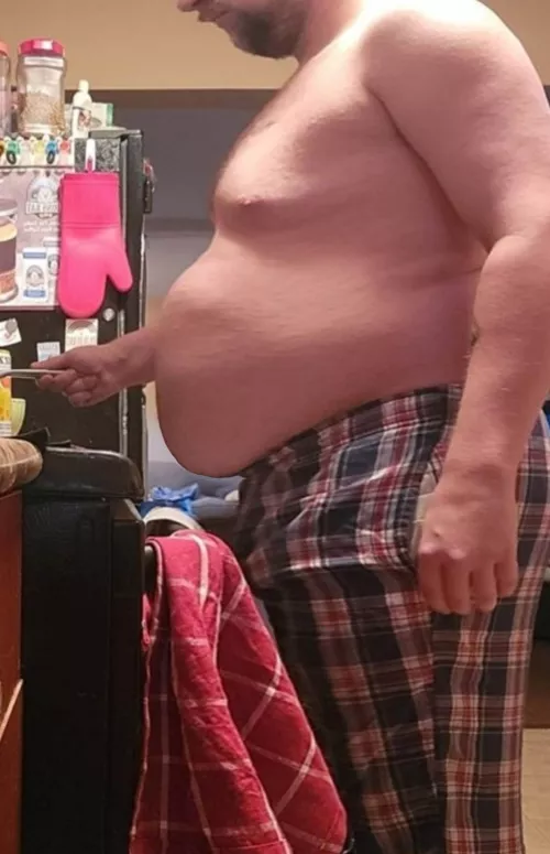 Girls like chubby guys that can cook, right?