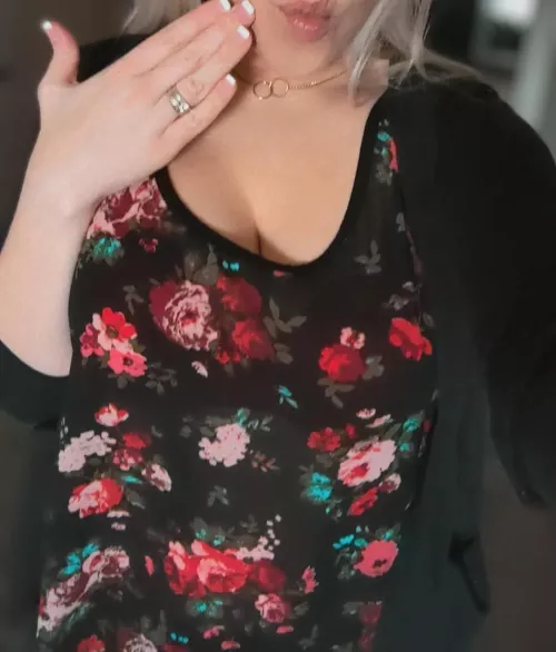 I absolutely love chatting, PG or XXX. I'm yours, bb