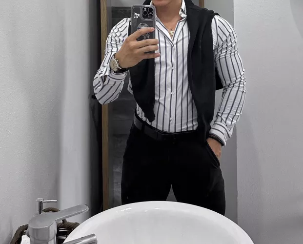 I love it when my partner sends me these photos. Tight shirts are sexy, aren't they?