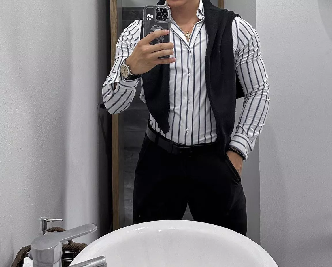 I love it when my partner sends me these photos. Tight shirts are sexy, aren't they?