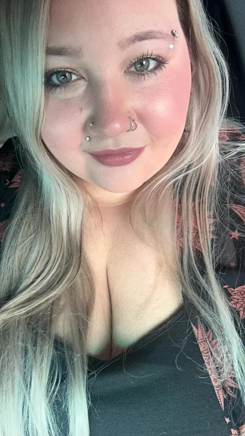 It’s a horror movies and chill kinda night.. who’d like to join? 🖤🍿