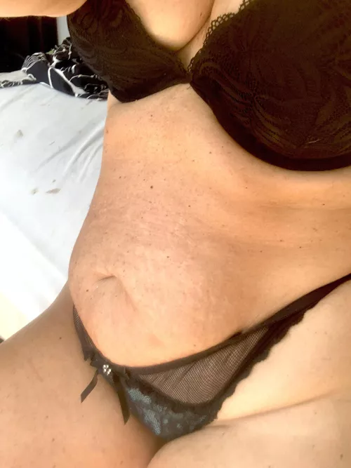 Sunday morning belly button love 😍