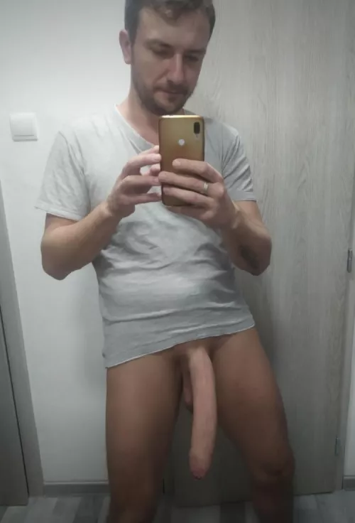 Upvote if my 3rd leg is bigger than ur dick