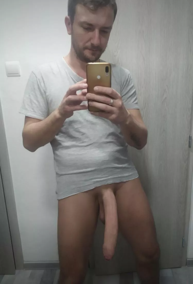 Upvote if my 3rd leg is bigger than ur dick