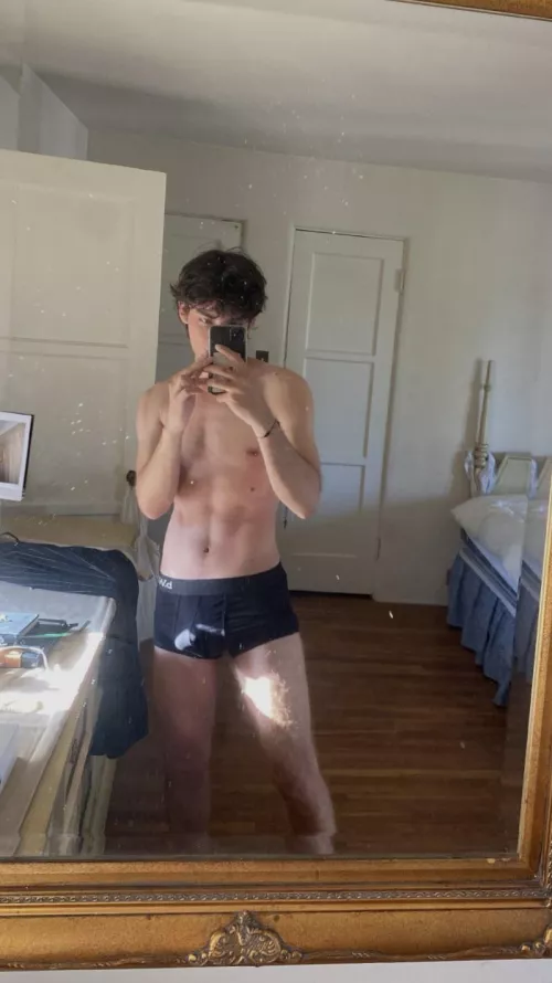 (20) hmu if you’re around my age and have a face pic.