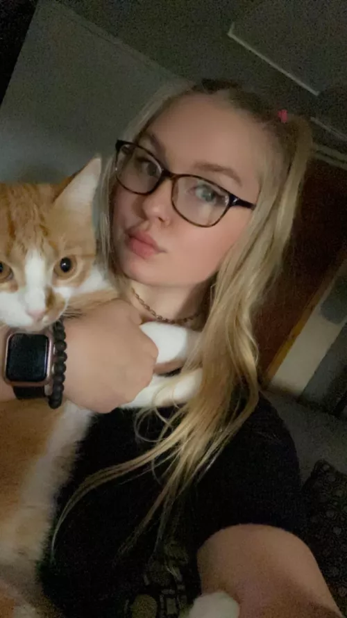 girls with glasses and cats ☺️