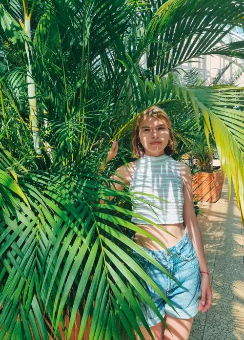 Hiding among the leaves [f]