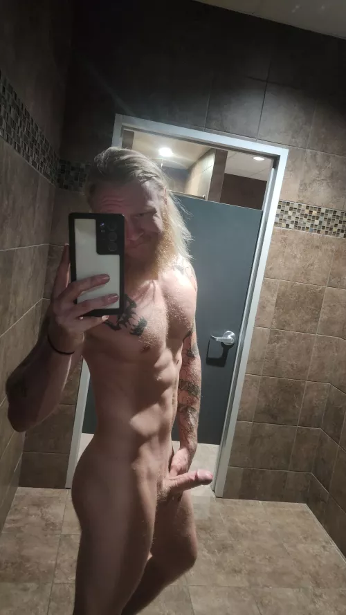 [M] Sunday funday, need some relief after that lift, someone come soak my beard.