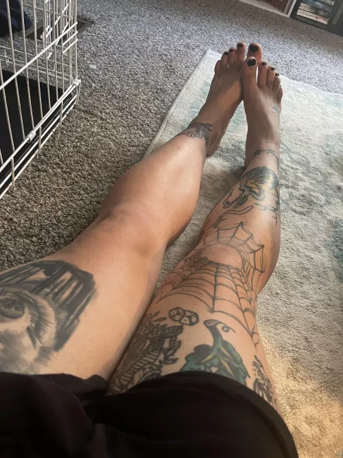Nothing beats my smooth legs and feet baby🥵🥰