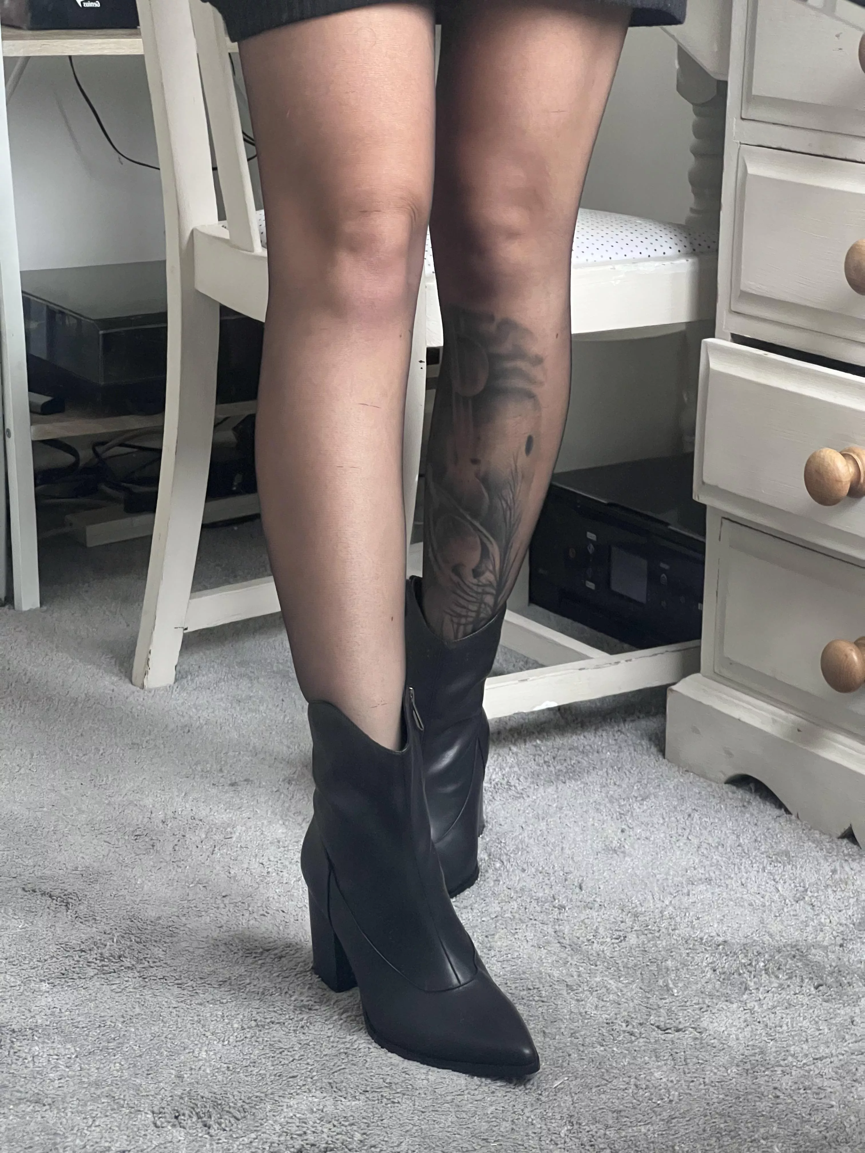 Tattoos and sheer tights 🖤