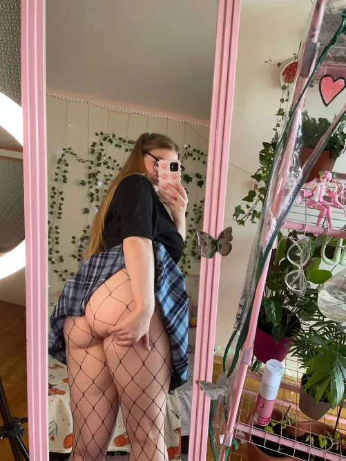 This mirror love to show off my thick booty!