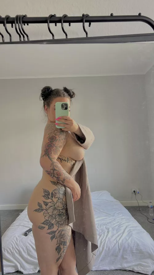 Waiting for a men who's into my tattoos