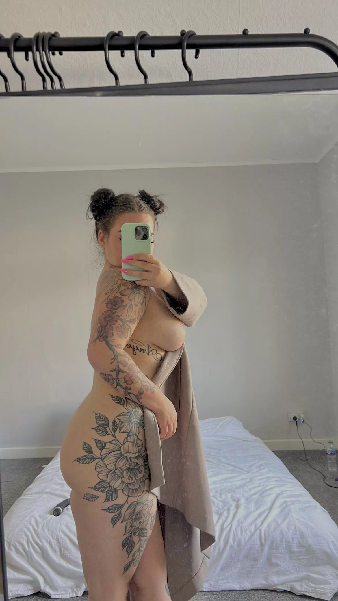 Waiting for a men who's into my tattoos