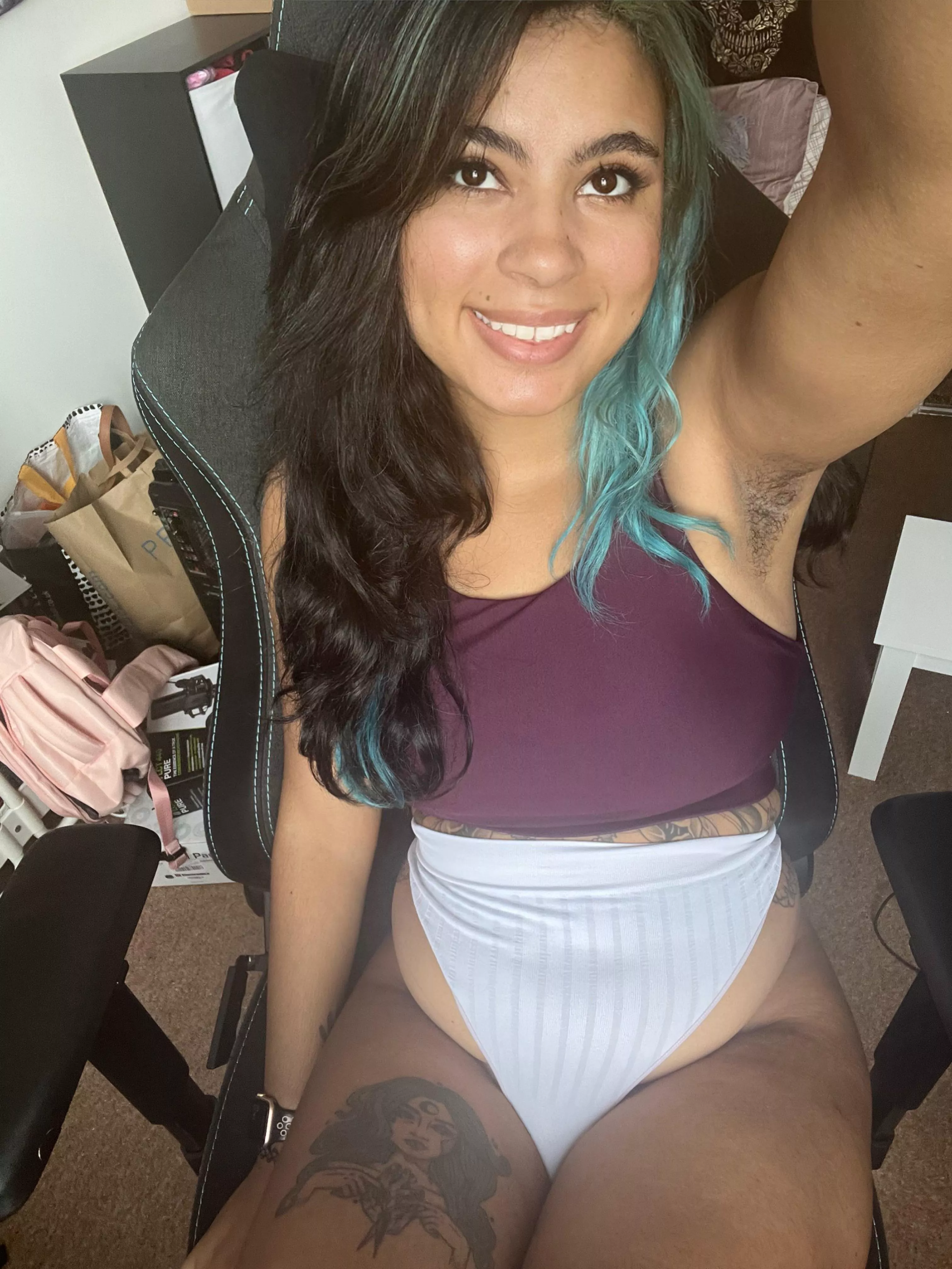 A post gym selfie with nice and sweaty armpits