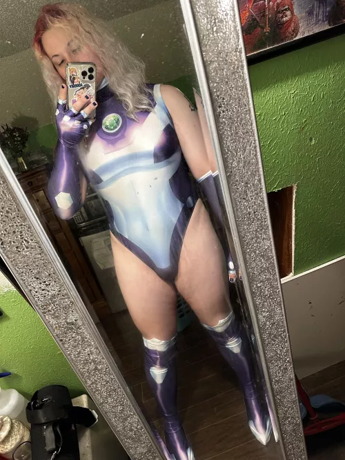 I got my starfire cosplay!