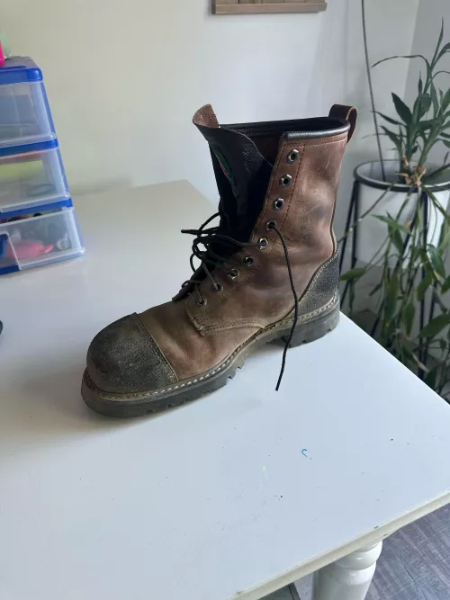 I recently purchased these Canada west steel toed boots and I'm getting blisters on the base of my big toe . I was curious if boot stretchers really help ? I figured 50 work hours would be long enough to break in the leather .