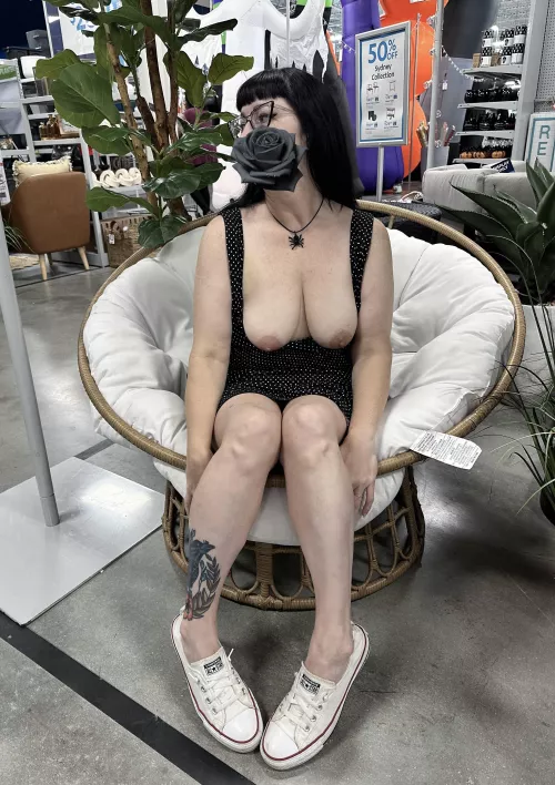 I try to make shopping fun by pulling my tits out 😁