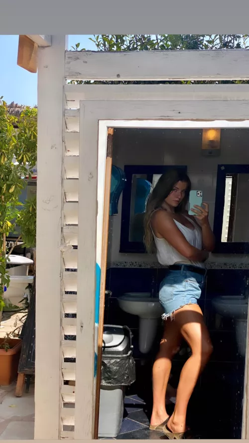 Mia | outdoor selfie | insta story