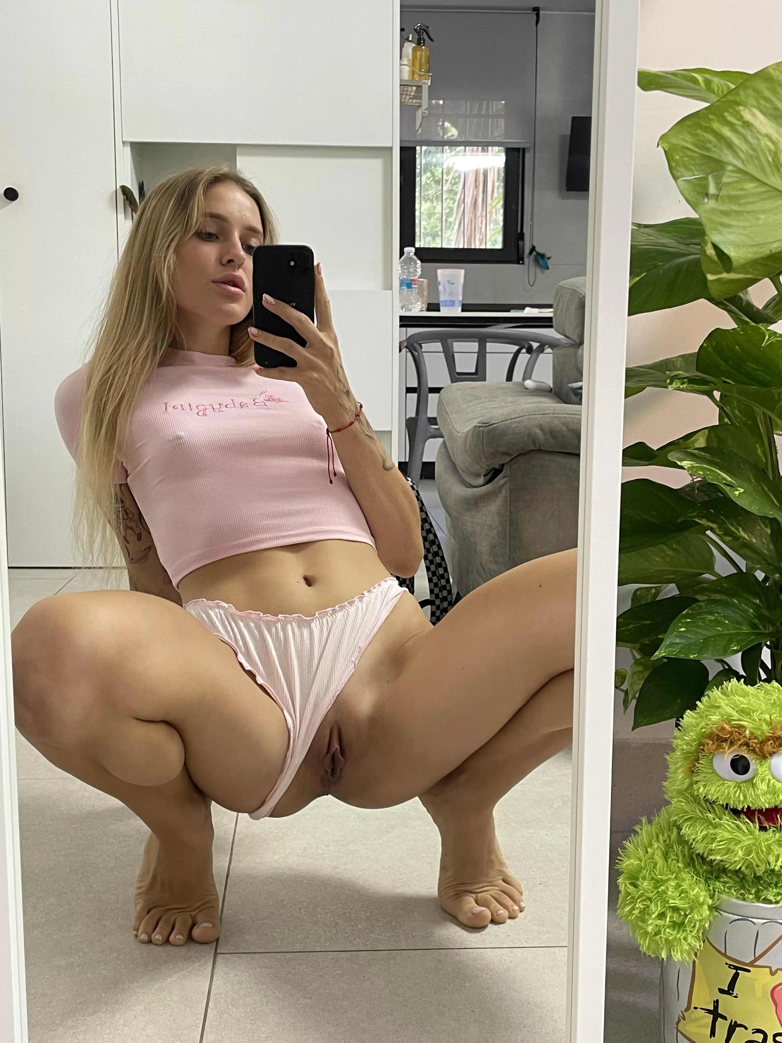 My shaved pussy want to kiss your smooth lips