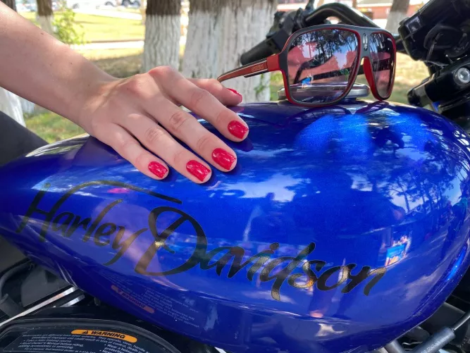 red nails are gorgeous