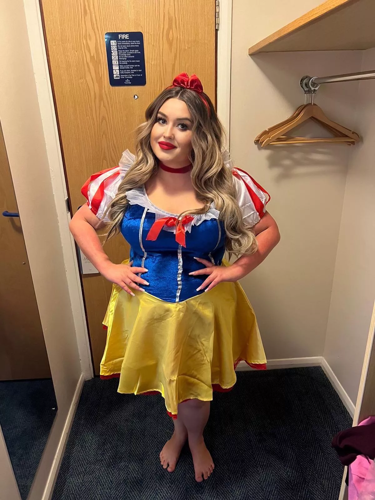 Snow White outfit for a themed party at the weekend. Who should I do some naughty sexy cosplay as? I love to dress up! 🍎👑