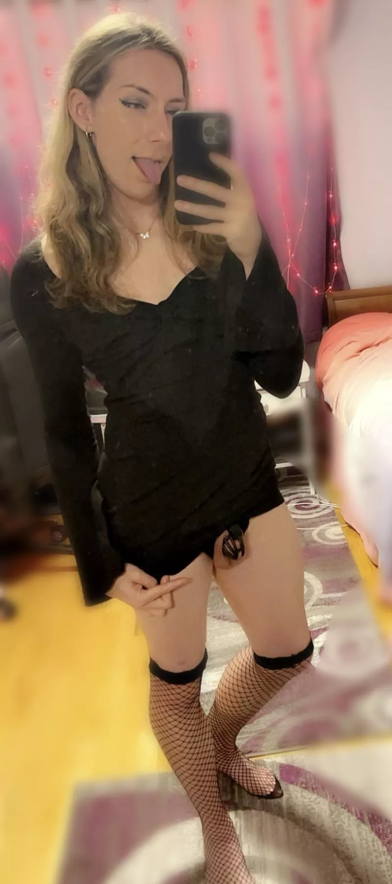 😜👉 who would want to party with this locked sissy?