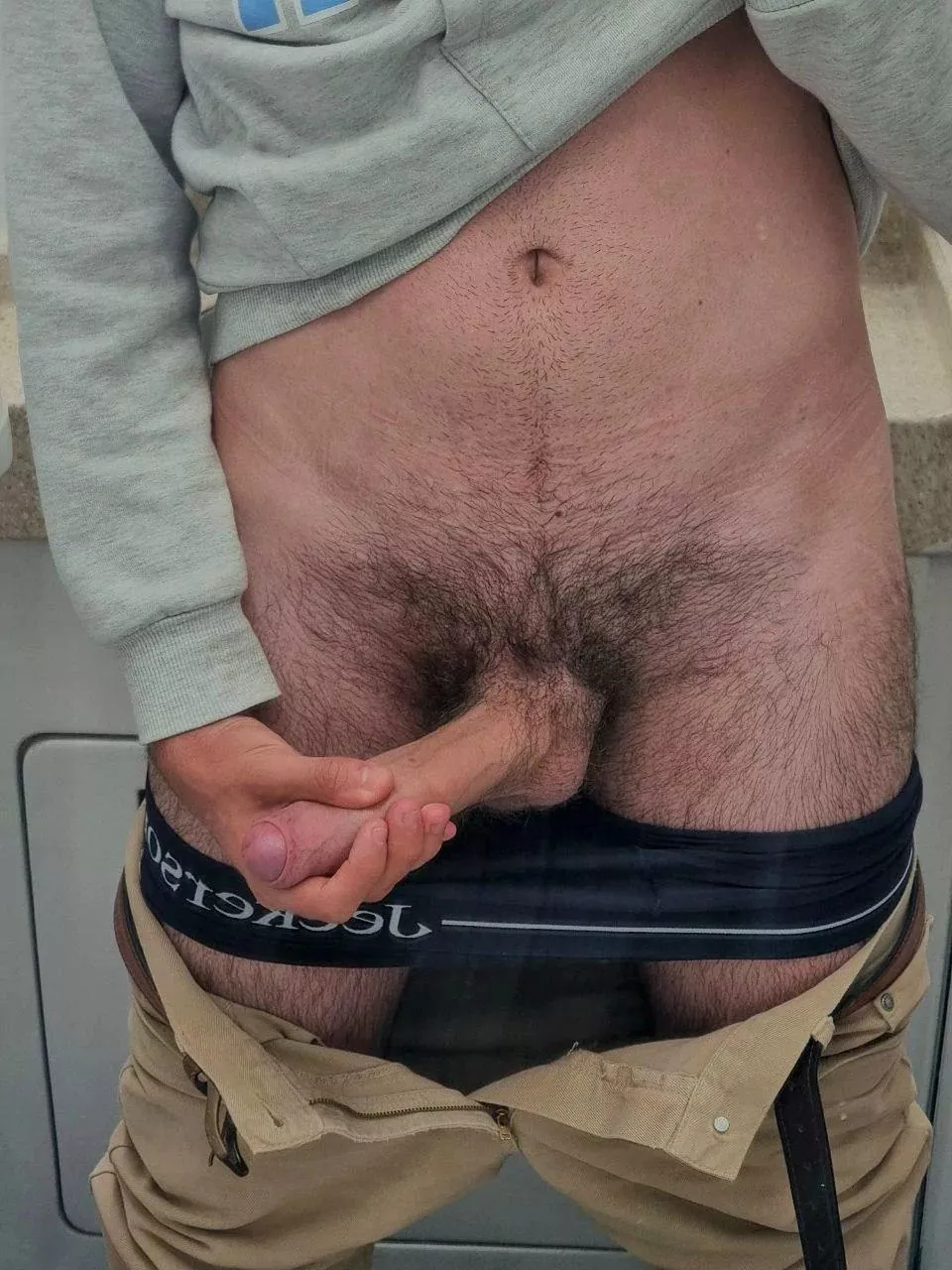 19, into hairy and beefy/muscular guys :) @imzakkii