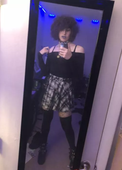 anyone else here like tall femboys? <3