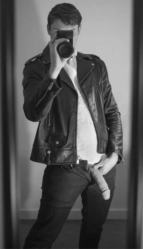 Anyone here like artsy dick pics?