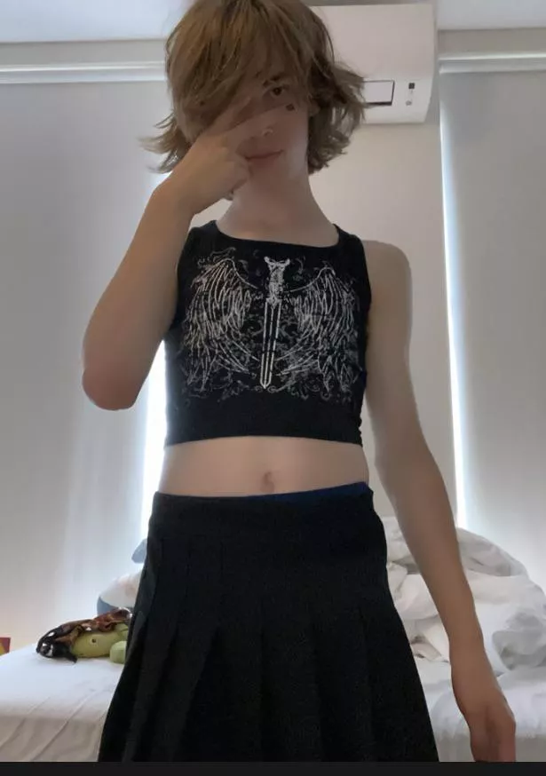 Goth femboy here🖤