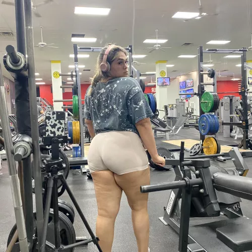 23 [F] growing glutes