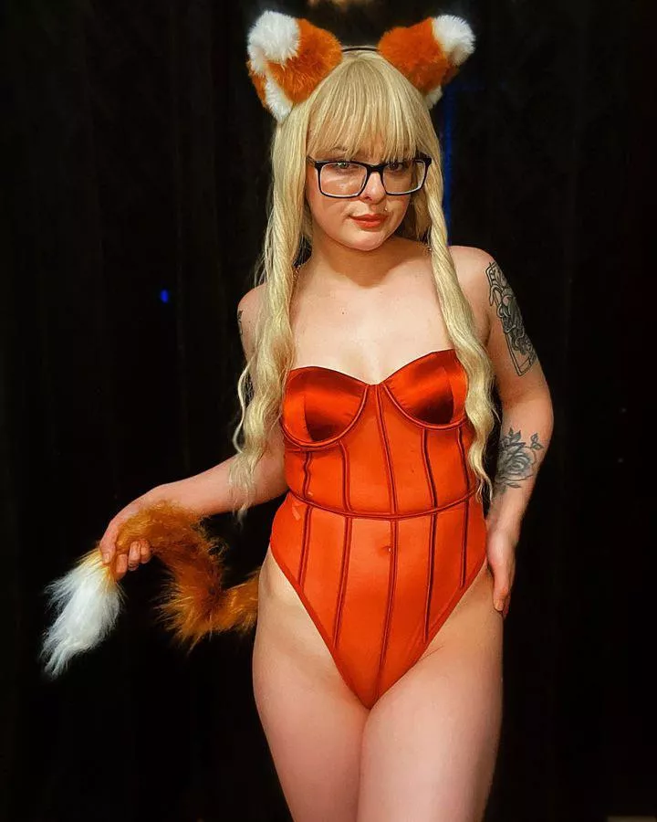 Foxy babe (yourfavdrug)