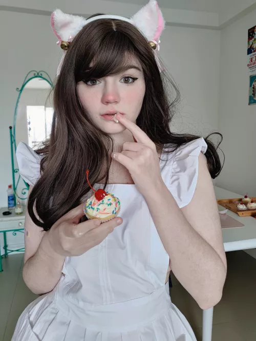 Here, grab a cupcake! (F)