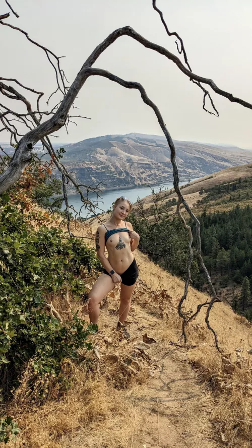 I love when we get a few moments alone on the trail 🌲💕