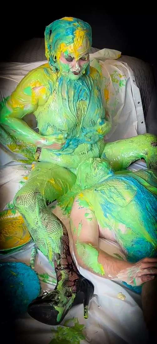 Imagine how frustrated you'd get from being denied the right to look at the messy session you were apart of!? 😈🖤💦