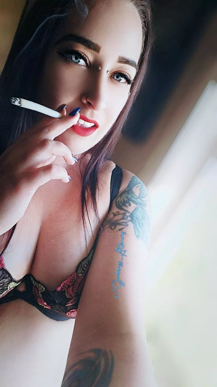Its so hot here. I decided to stay inside and have a few smokes.💕🚬