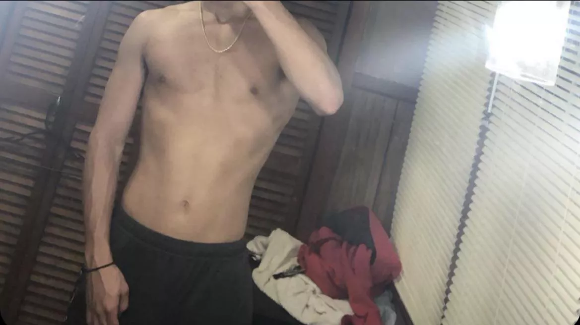 M 22 straight and drunk someone help me outtt :)