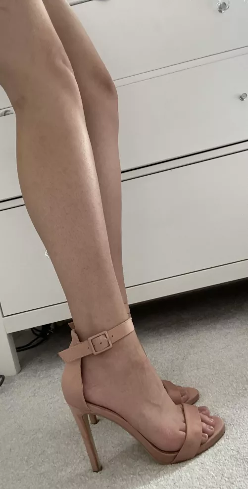 My go to wedding guest heels 👠