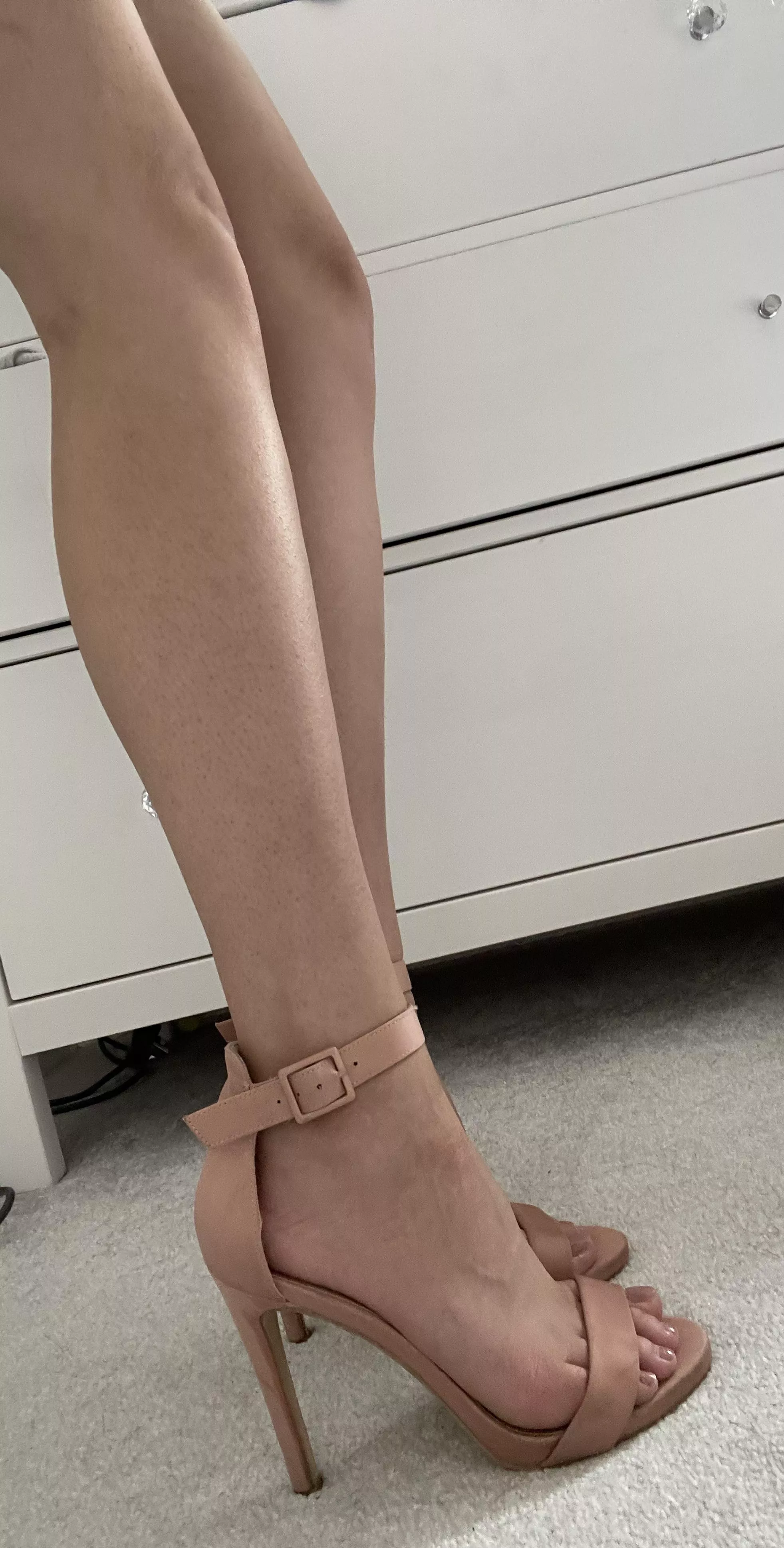 My go to wedding guest heels 👠