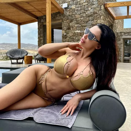 Hey everyone who would like to Jerk and goon to the amazing wonderful **Aletta Ocean** Message me