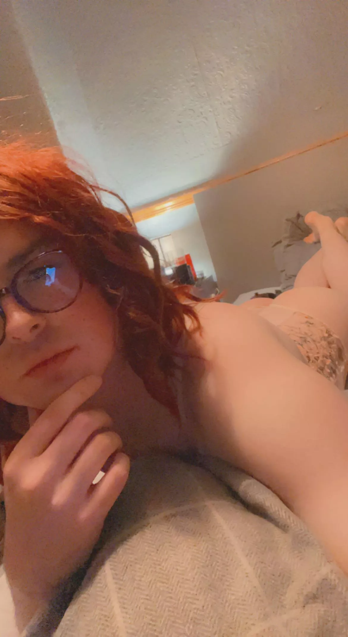 I need someone to send my nudes to :/