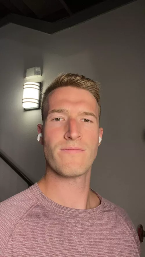 Looking for someone to carry me on ranked OW2 please❤️