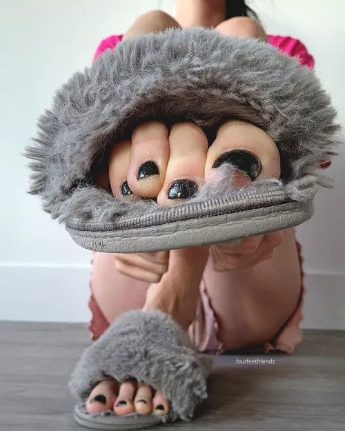 My toes are keeping cozy 🖤