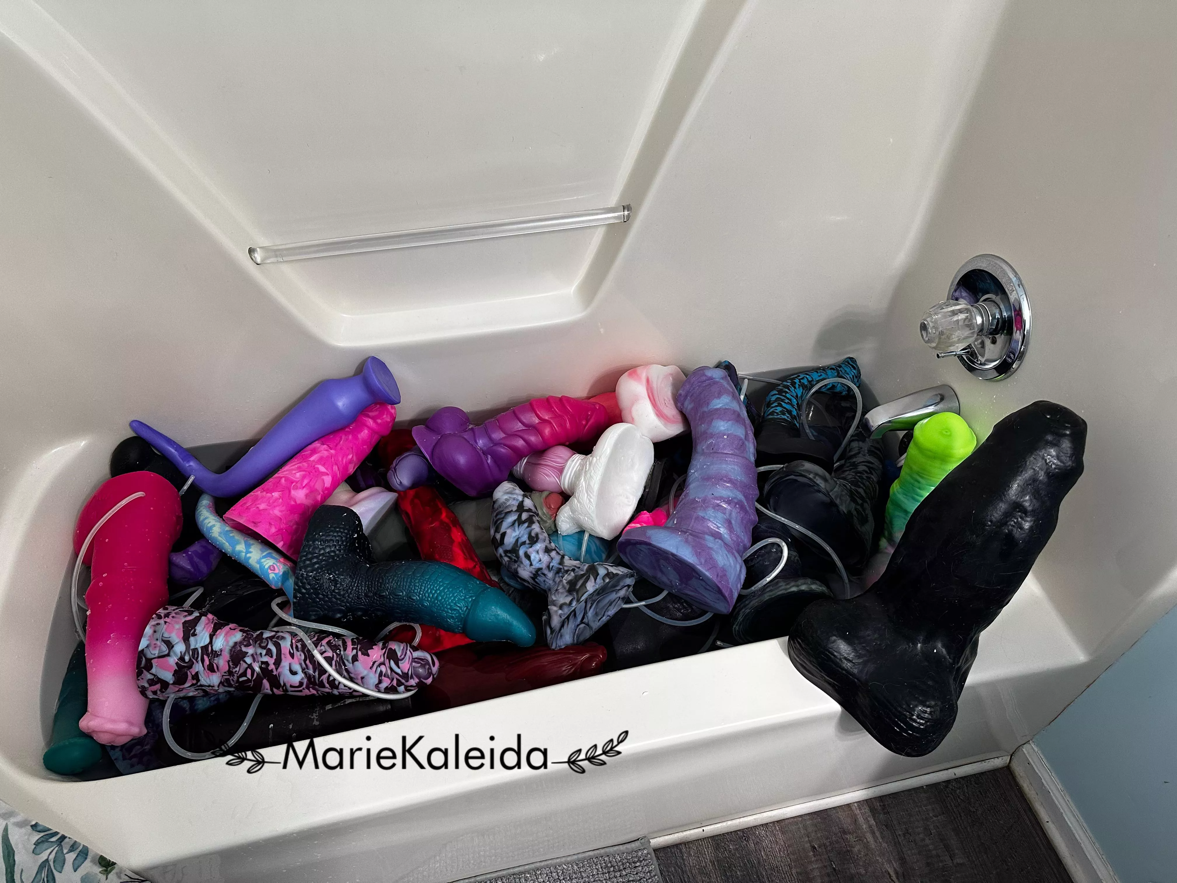 On this edition of Flex Friday, I present my tub full of dicks ✨