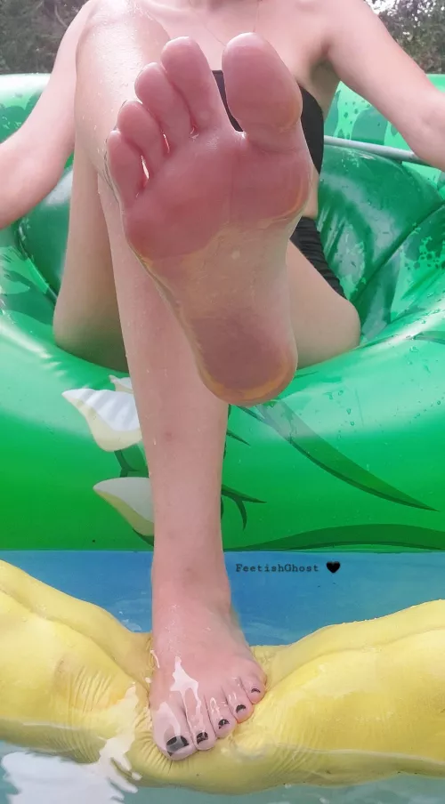 Who likes wet feet? 🖤💦