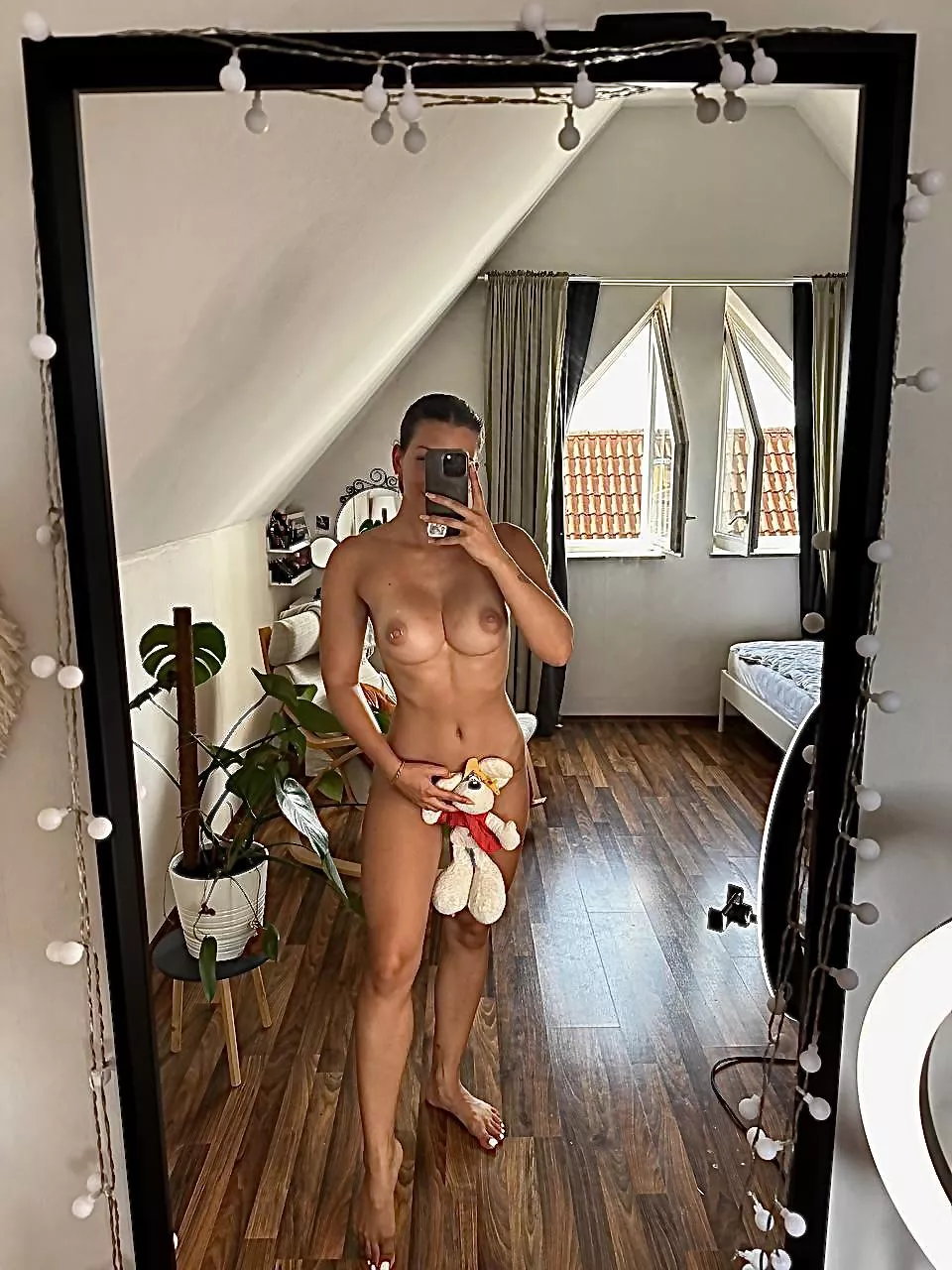 would you date a 19yo shy muscle mommy?