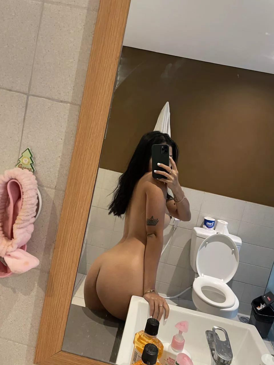 A booty mirror tease for ya ;)