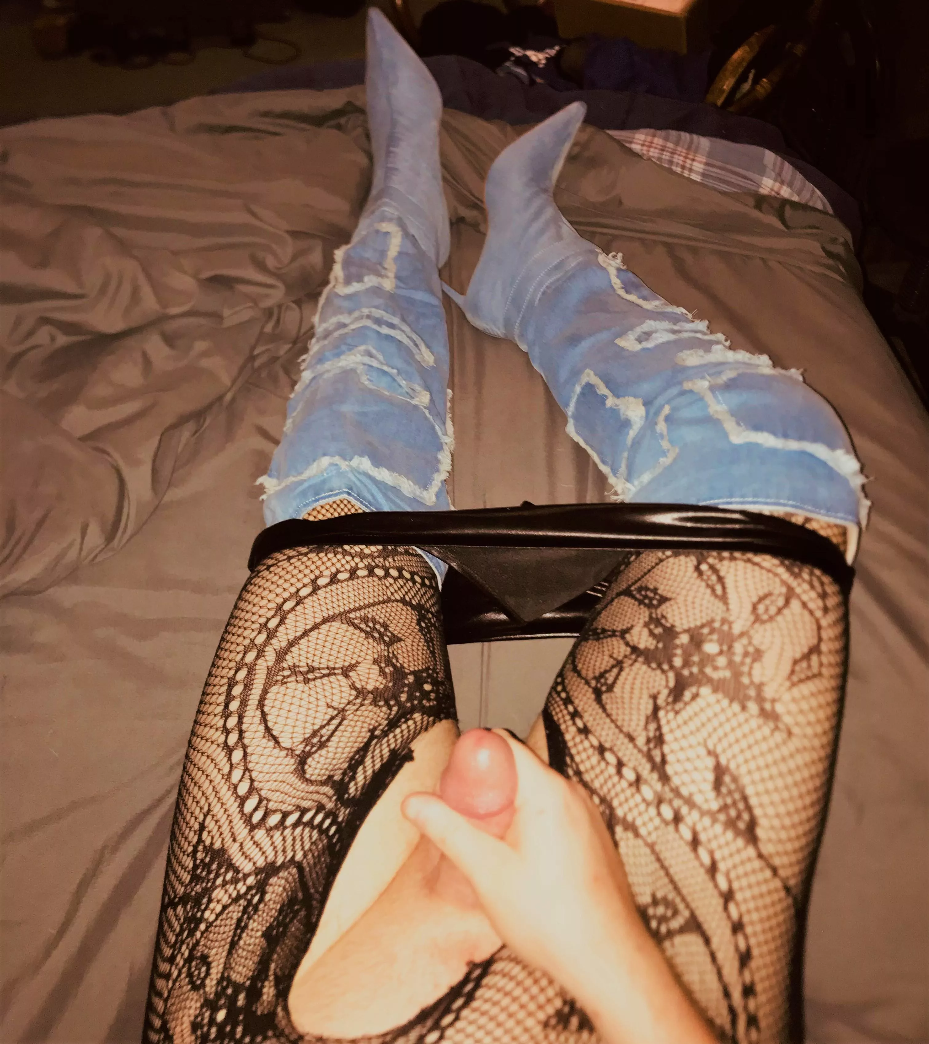 Anyone like seeing a slut stroke her clitty 😈😘