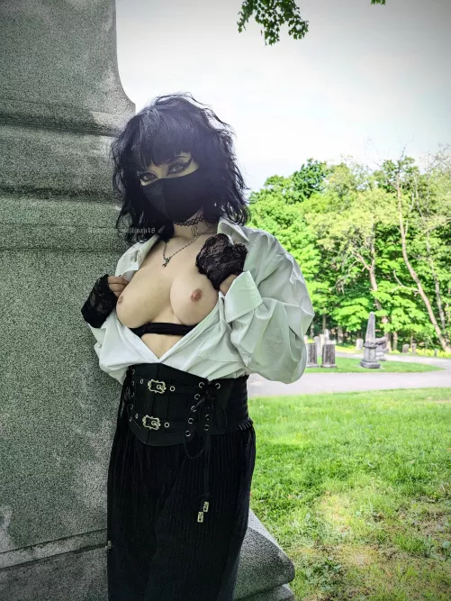 How about a first date in the graveyard 👻