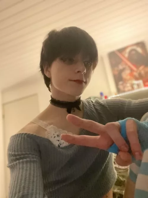 In need of headpats ✌️